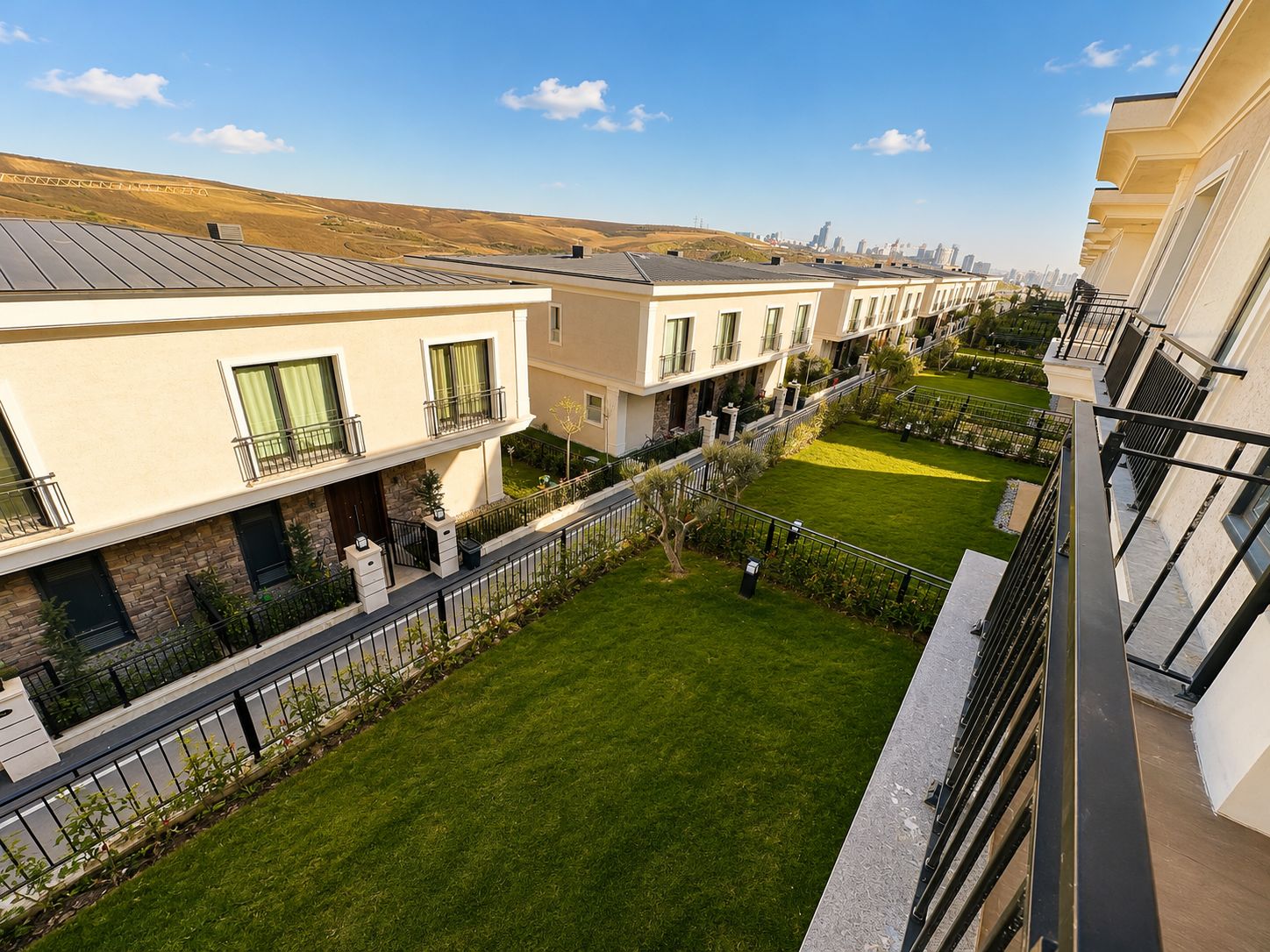 Alya Bahçe satılık lüks villa Bahçeşehir 10 Geniş bahçeli lüks villalar manzarası