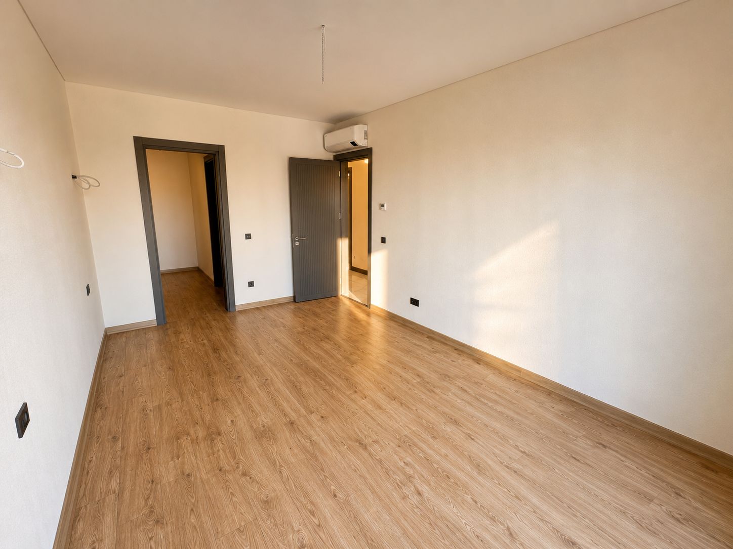 Alya Bahçe satılık lüks villa Bahçeşehir 9 Boş, aydınlık bir oda.