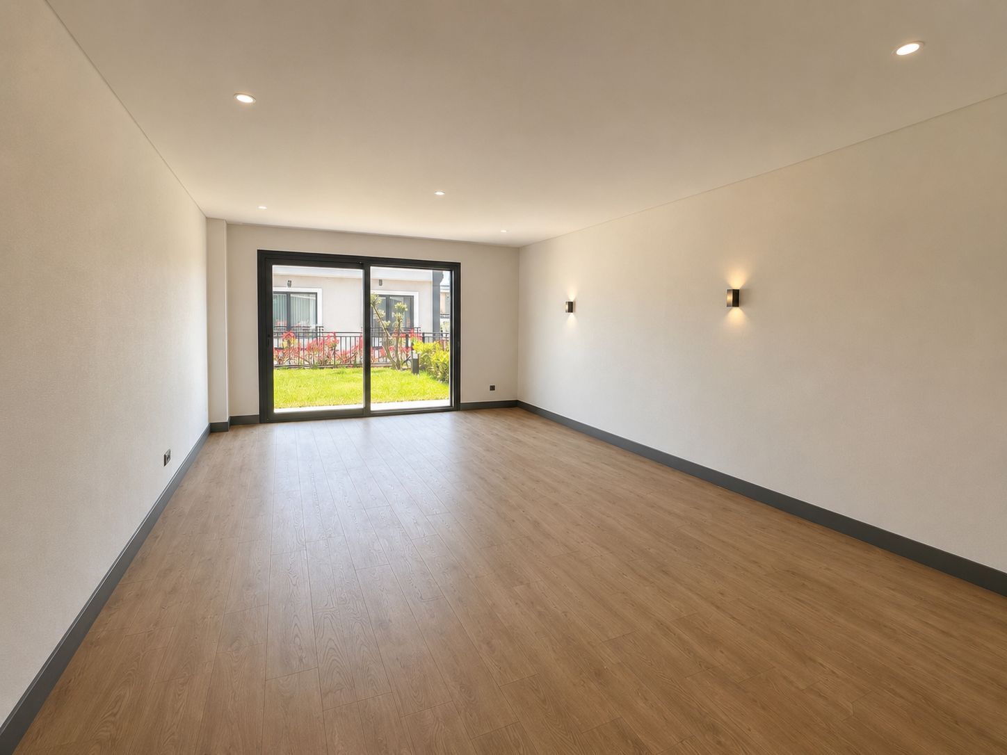Alya Bahçe satılık lüks villa Bahçeşehir1 Boş, modern ve aydınlık bir alan.