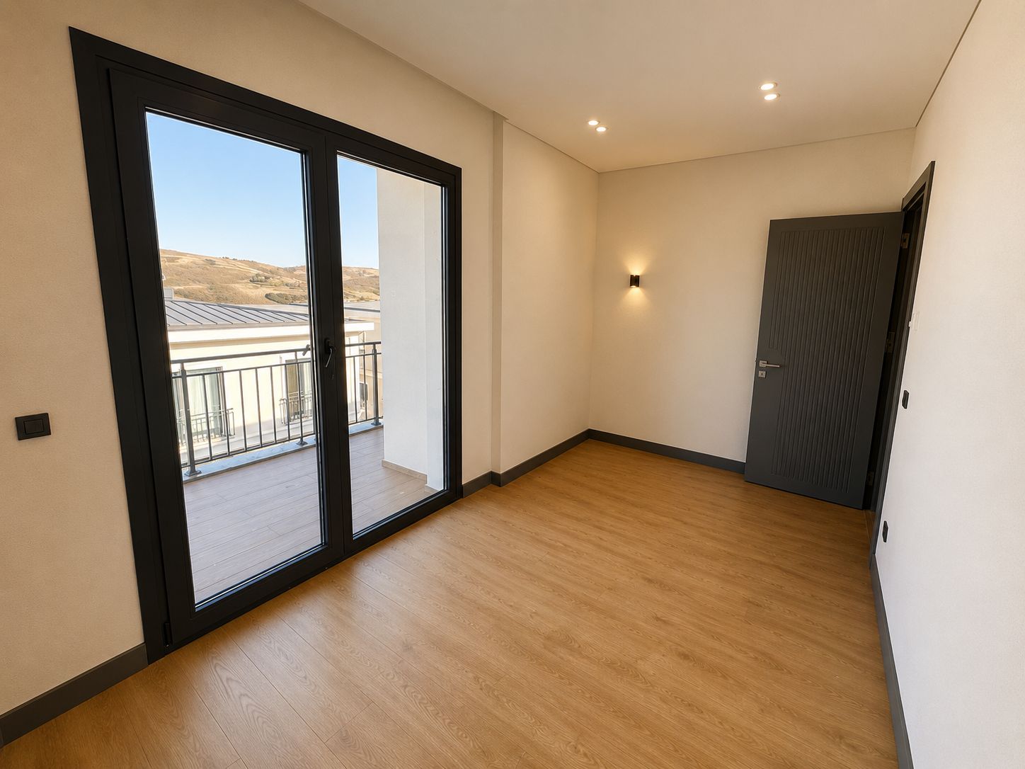 Alya Bahçe satılık lüks villa Bahçeşehir2 Boş, modern bir oda görünümü.