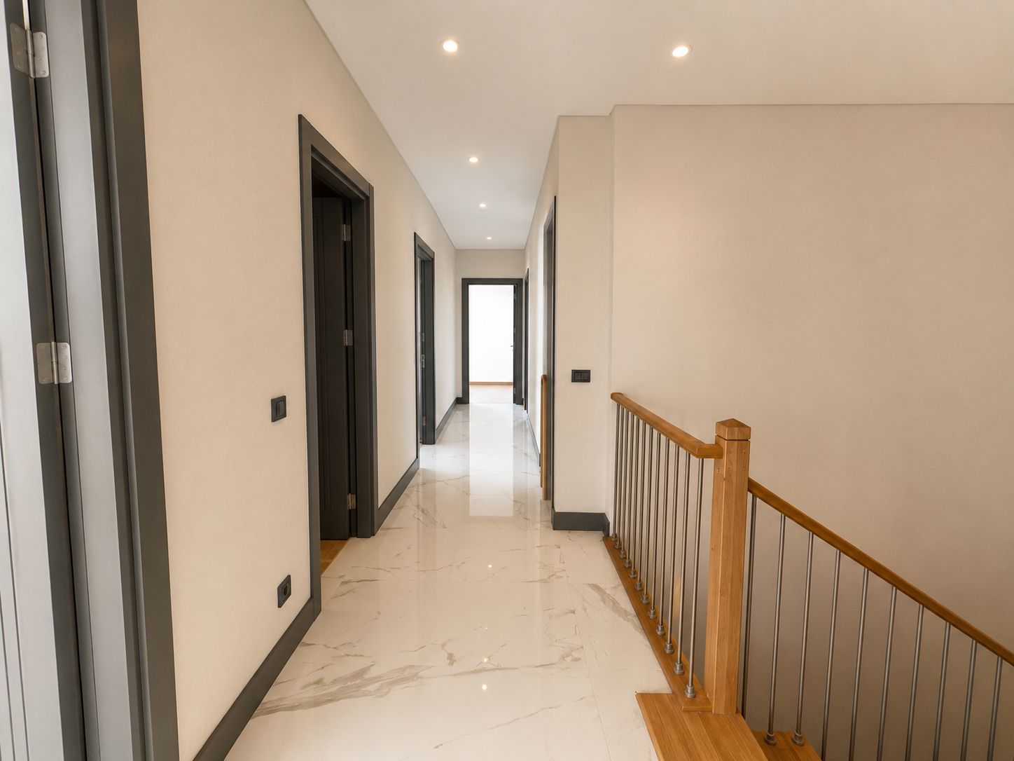 Alya Bahçe satılık lüks villa Bahçeşehir3 Modern ve ferah bir koridor