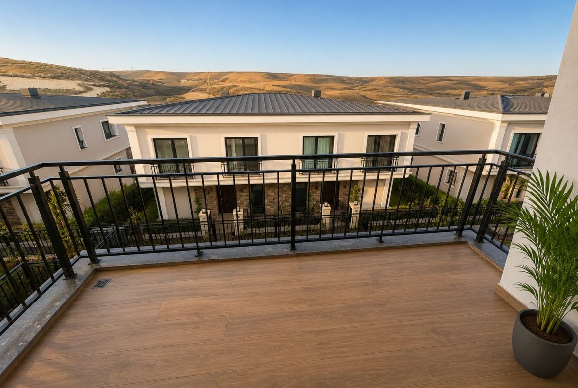 Geniş balkon, doğal manzara.