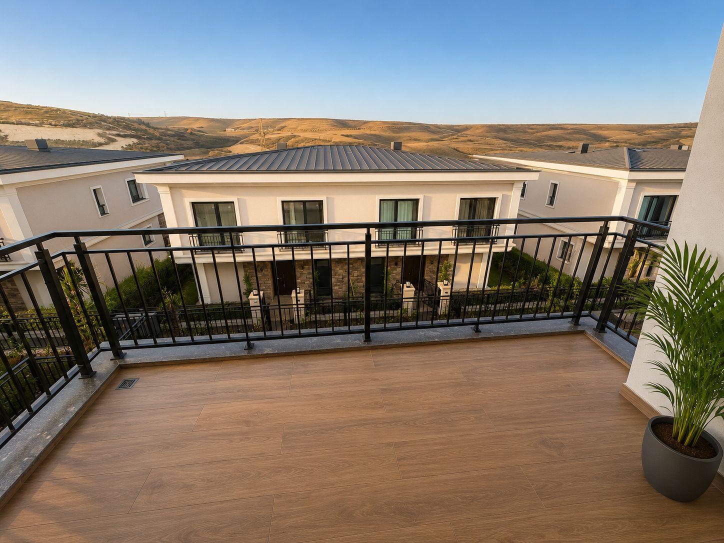 Alya Bahçe satılık lüks villa Bahçeşehir4 Geniş balkon, doğal manzara.