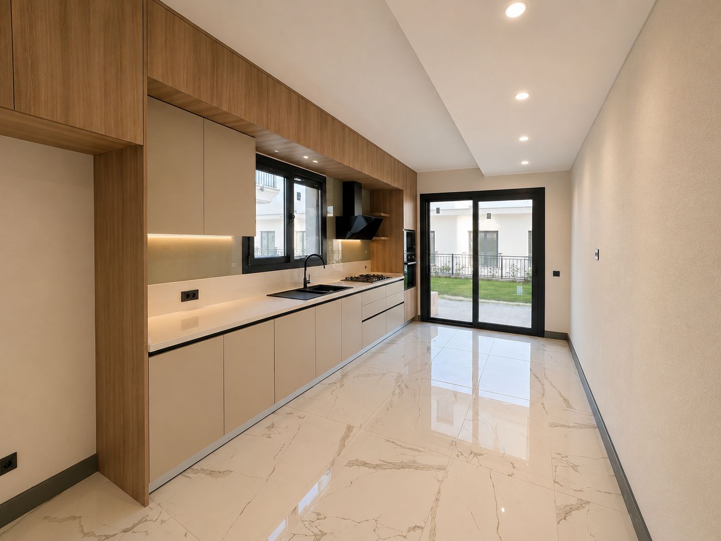 Alya Bahçe satılık lüks villa Bahçeşehir5 Modern mutfak, şık tasarım.
