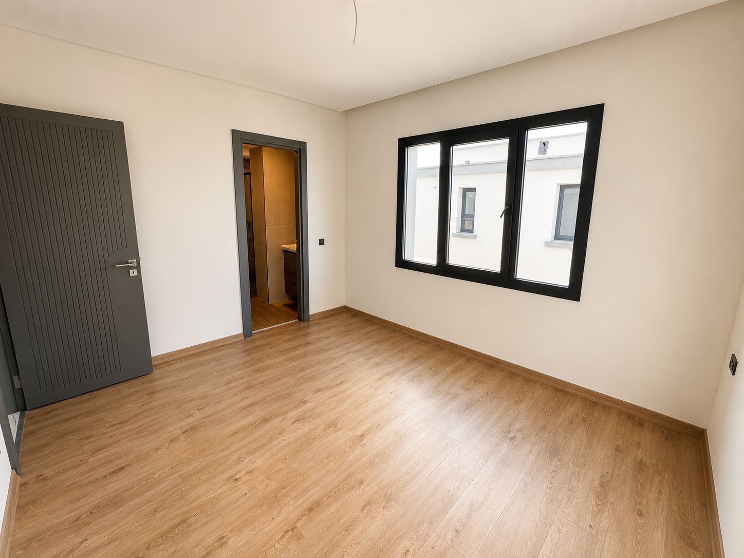 Alya Bahçe satılık lüks villa Bahçeşehir7 Boş modern bir oda görünümü