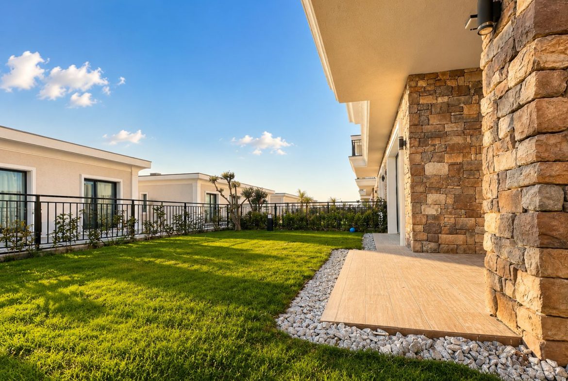 Geniş bahçeli lüks villa manzarası.