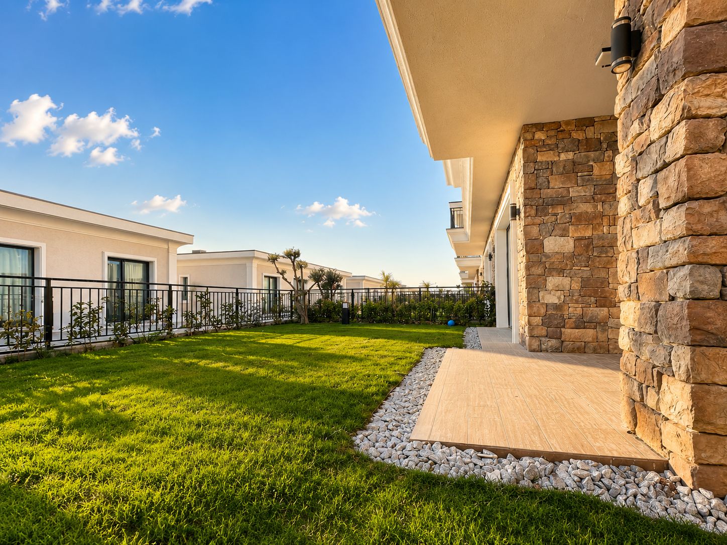 Alya Bahçe satılık lüks villa Bahçeşehir8 Geniş bahçeli lüks villa manzarası.