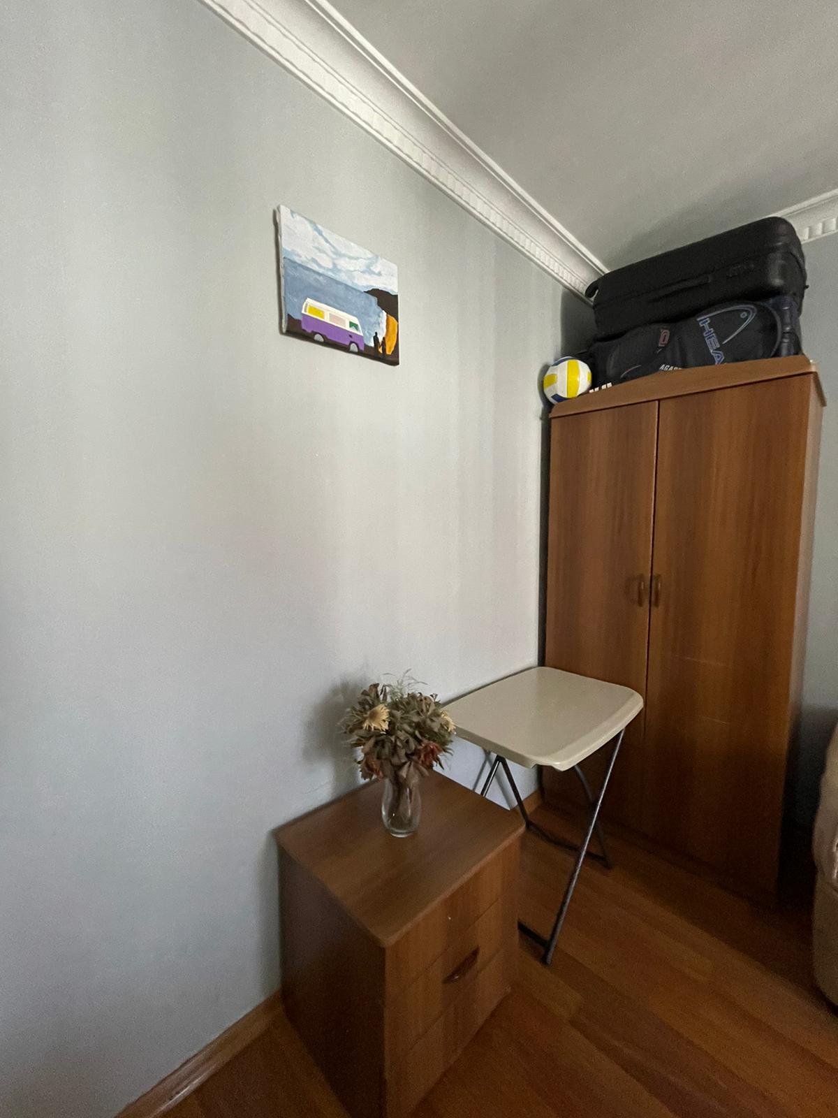 Bahçeşehir Kiptaş Örnek Evleri.4 Küçük bir oda, masa ve dolap.