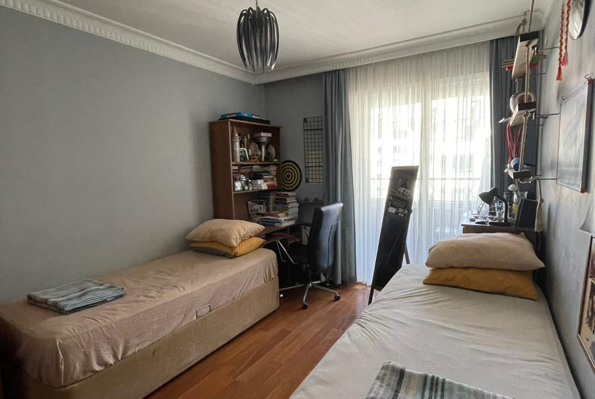 İki yataklı sade bir oda