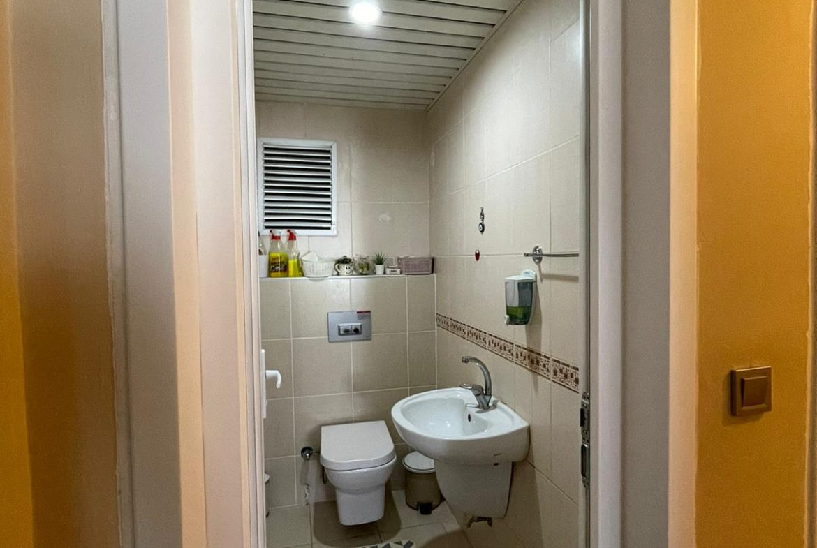 Temiz ve düzenli bir banyo.