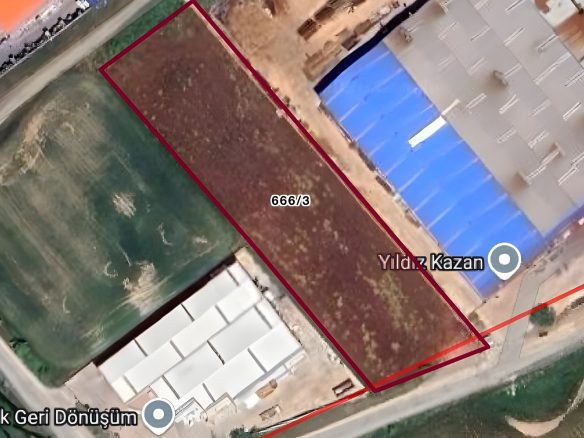 Boş arazi, sanayi alanı yakınında