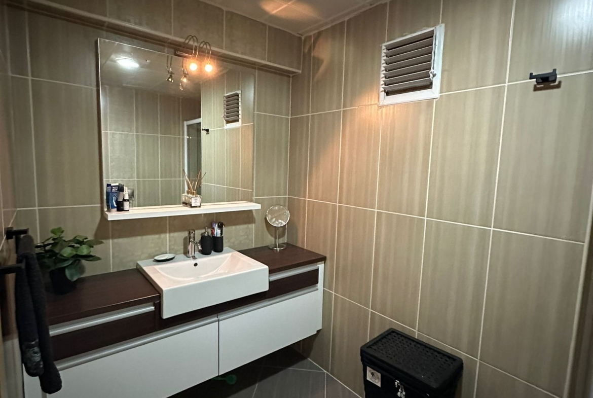 Modern bir banyo, şık tasarım.