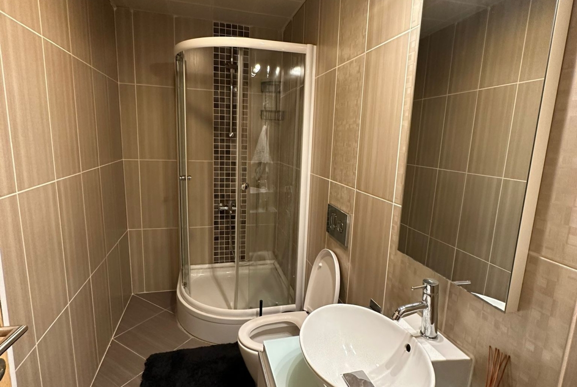 Modern banyo, şık tasarım.