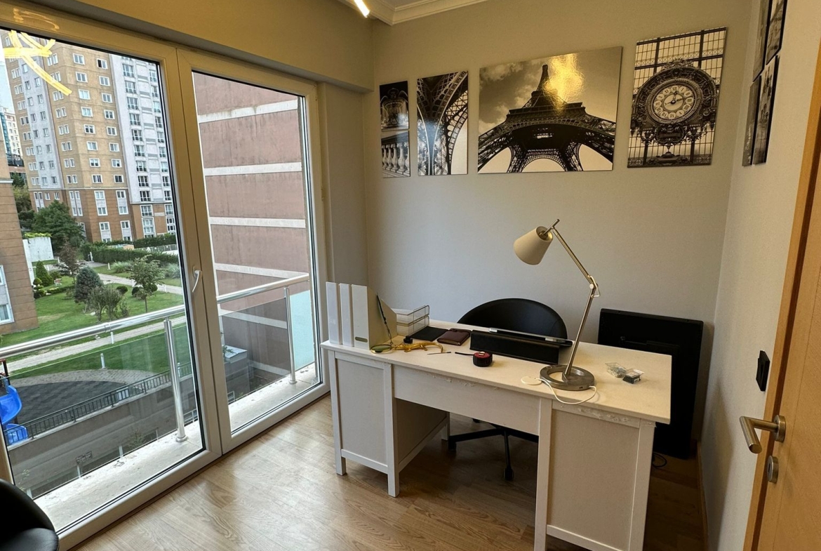 Modern bir ofis iç mekanı.