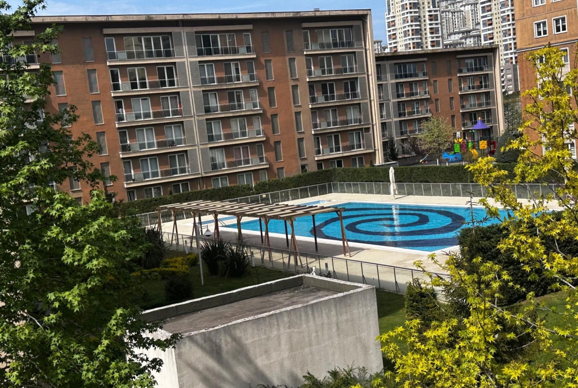 Yüzme havuzu ve apartmanlar.