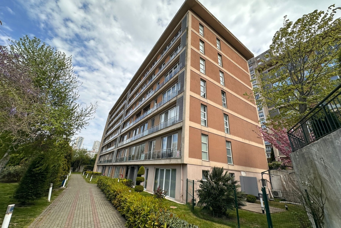 Modern bir apartman binası manzarası.
