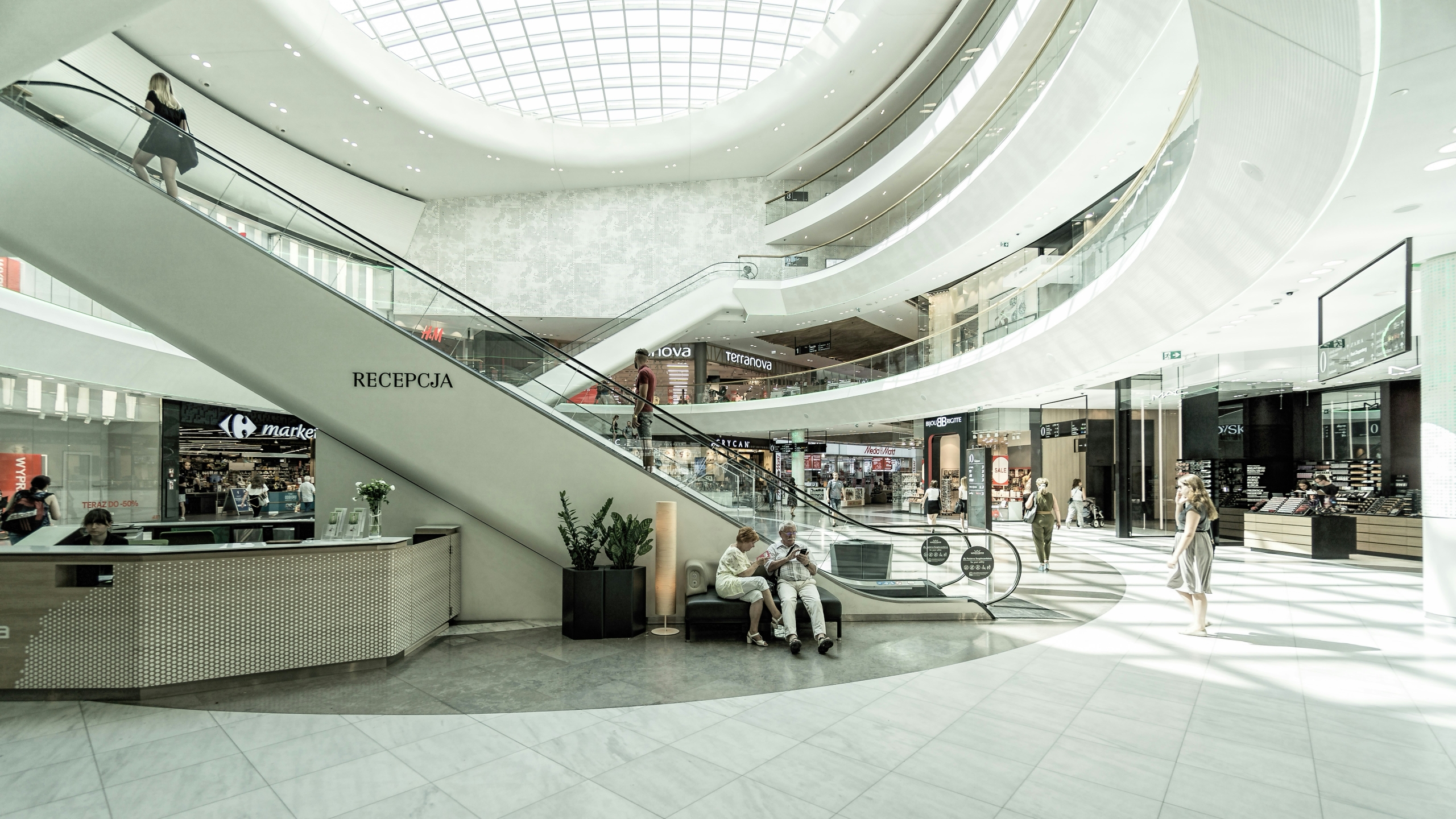 Modern alışveriş merkezi iç mekanı