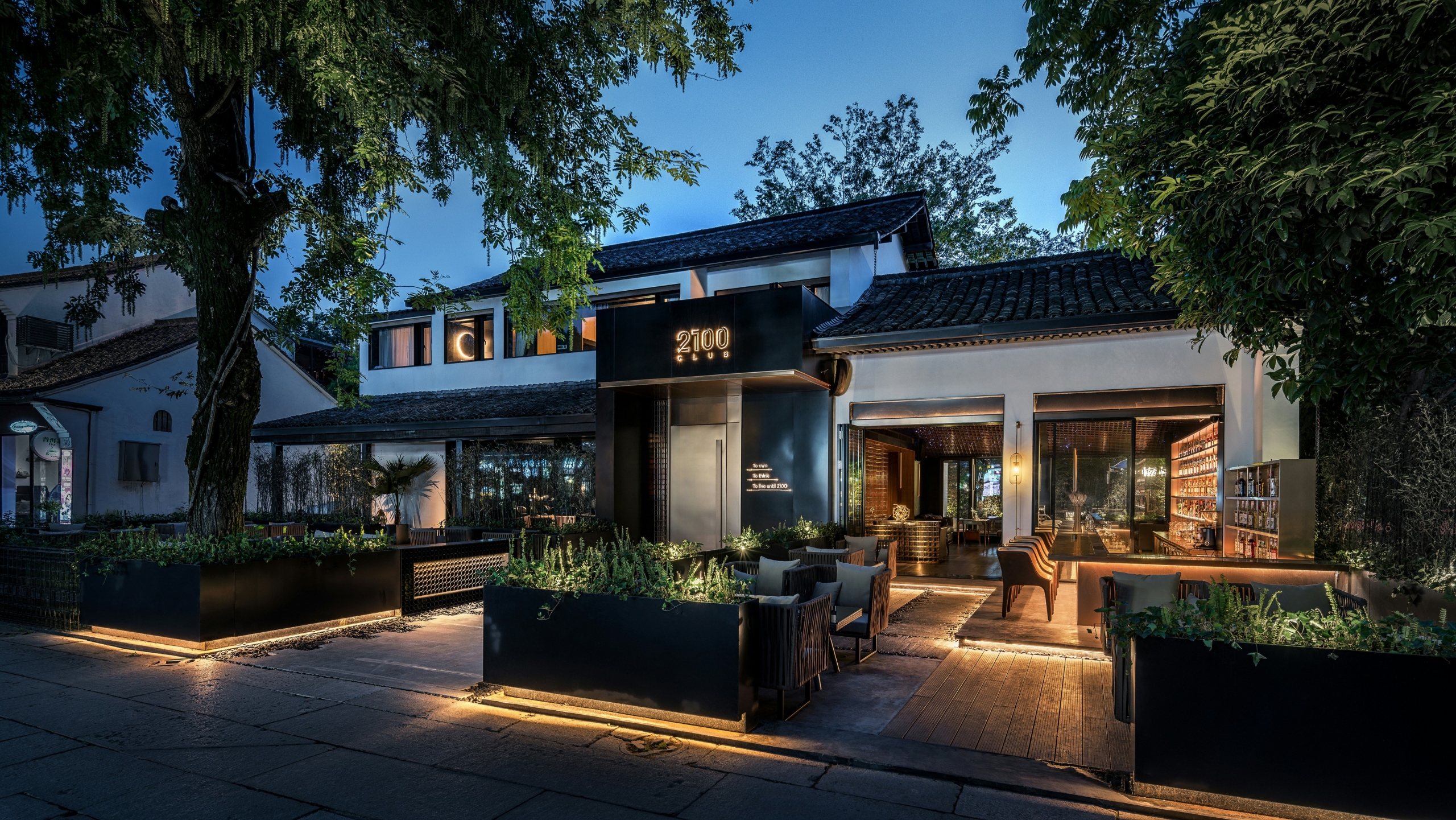 Modern bir villa, gece manzarası.