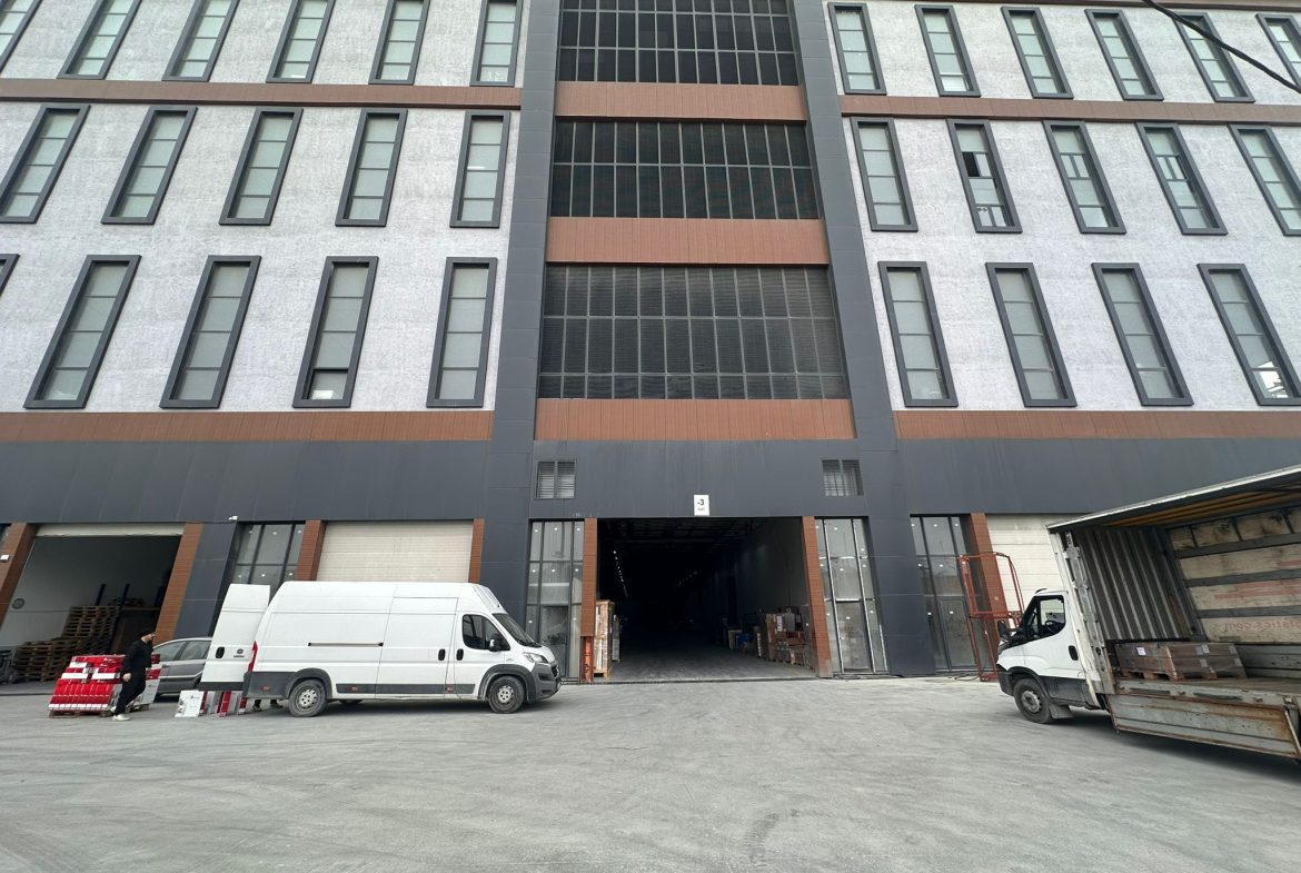 Büyük bir fabrika binası giriş.