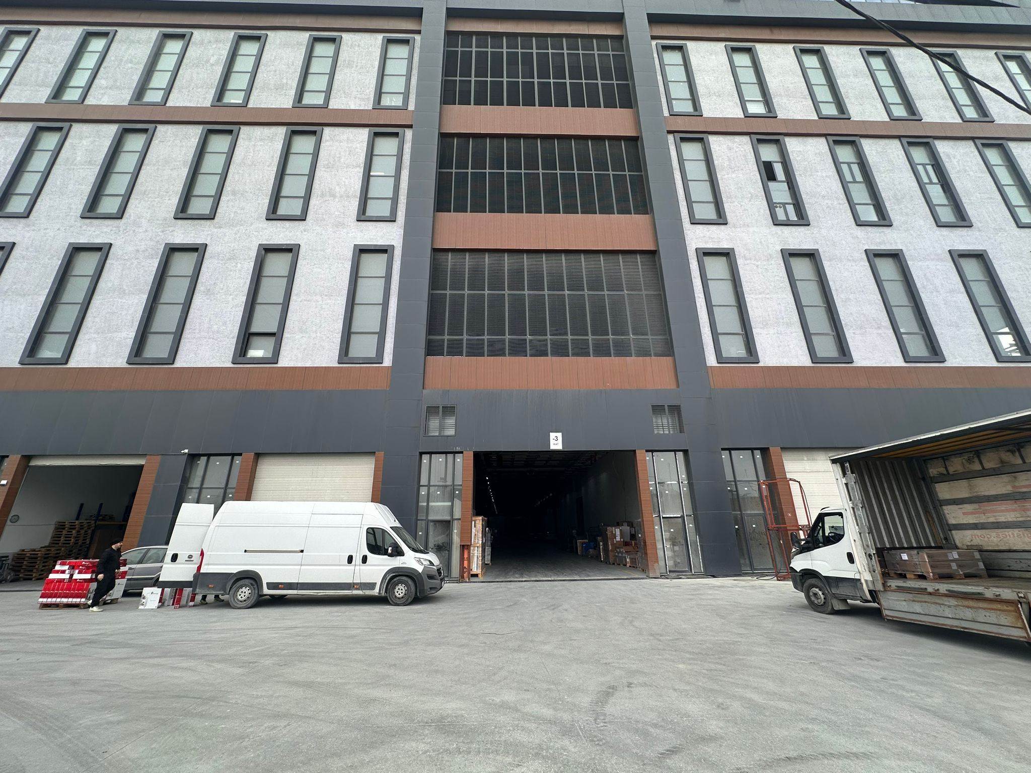 Büyük bir fabrika binası giriş.